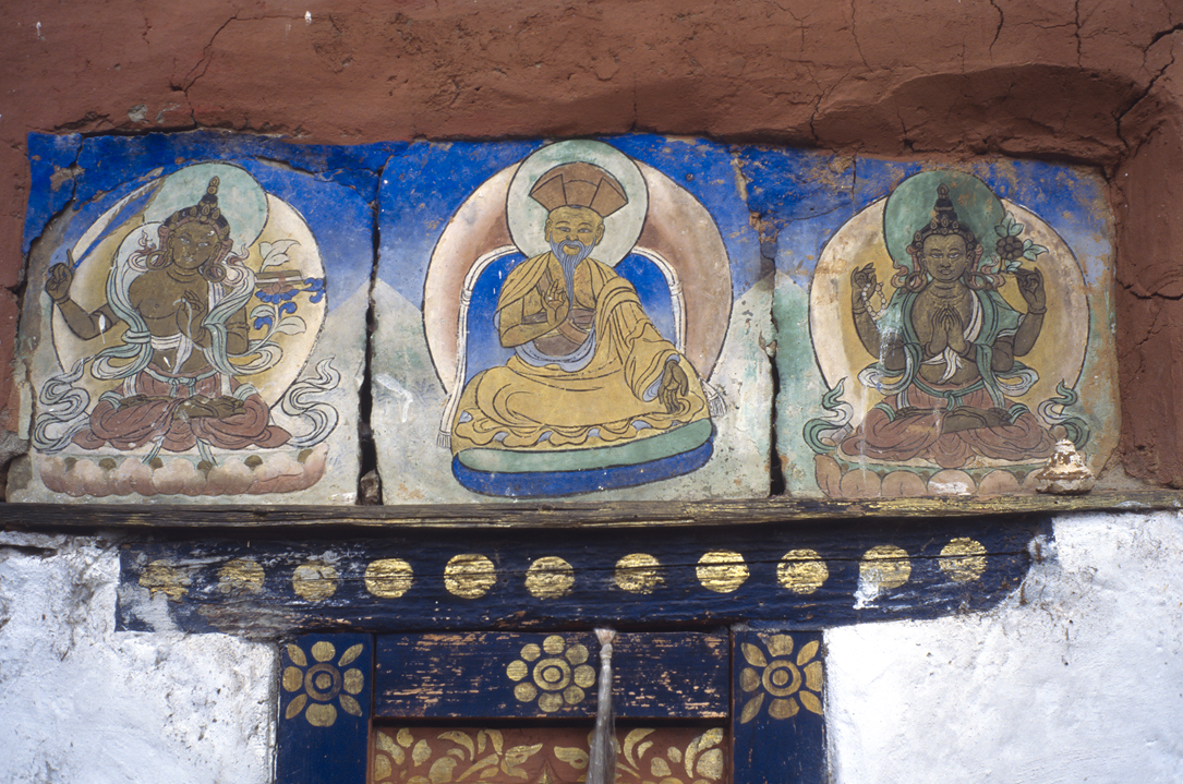 b_634l paro.jpg - Bhoutan - Jomolhari, entre Drukgyel Dzong et le 1er bivouac à droite  le bouddha de la compassion, à gauche celui de la sagesse